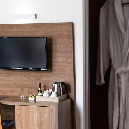 Hotel Adonis Plaza 3*