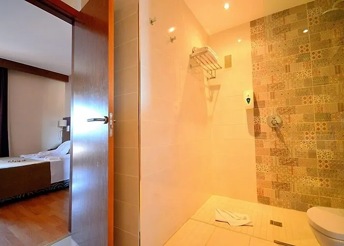Adonis Plaza 3*