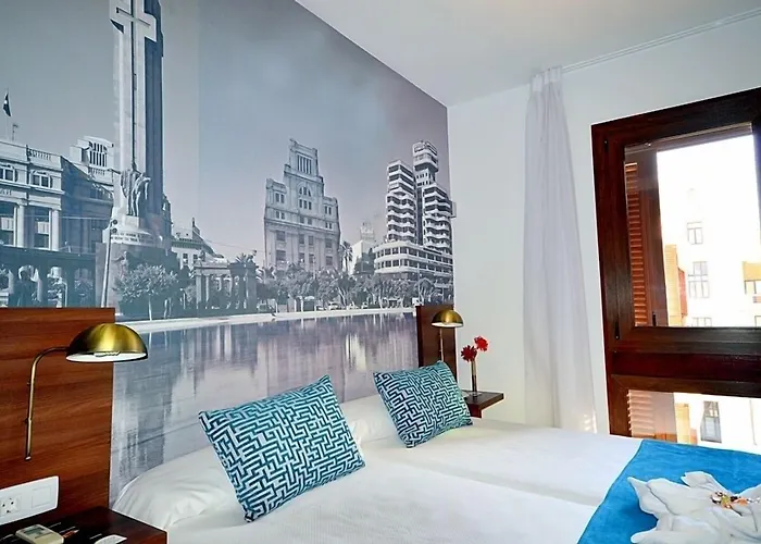 Adonis Plaza ホテル 3*