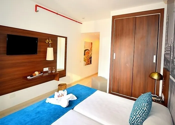 Adonis Plaza ホテル 3*