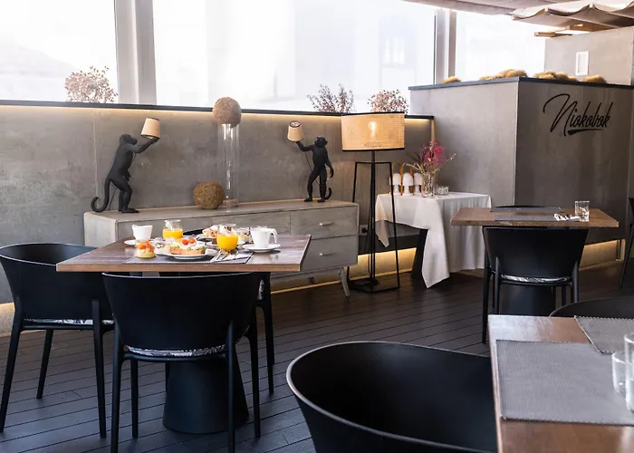 Adonis Plaza ホテル 3*